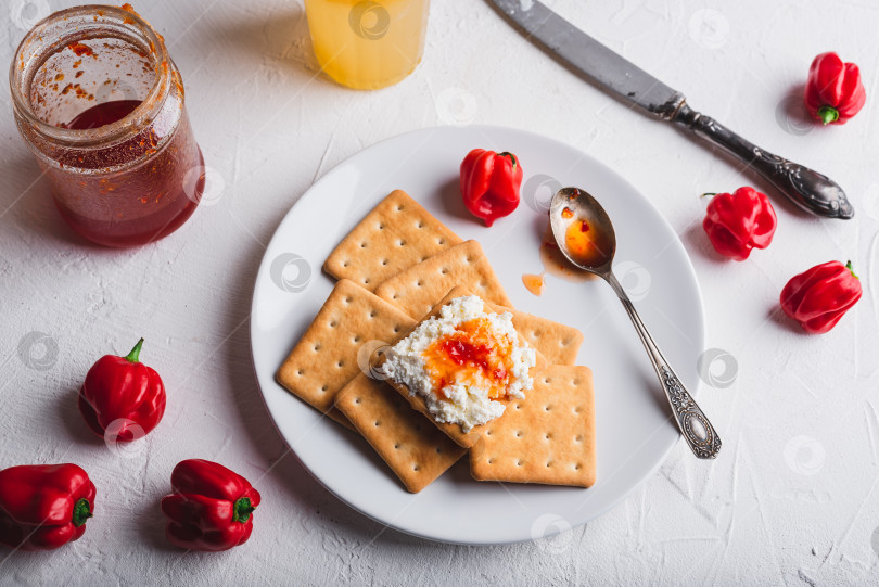 Скачать Крекеры со сливочным сыром и джемом из острого перца фотосток Ozero