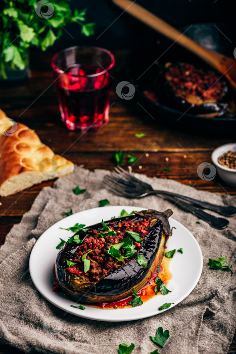 Скачать Баклажаны, фаршированные говяжьим фаршем и помидорами фотосток Ozero