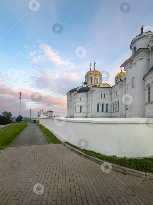 Скачать Владимирский Успенский собор. Проход вдоль длинной белой стены. фотосток Ozero