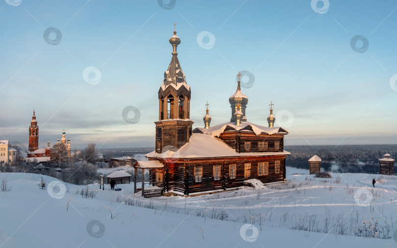 Скачать Морозный рассвет над древним деревянным храмом. фотосток Ozero