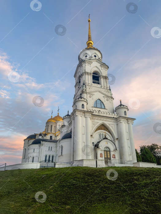 Скачать Владимирский Успенский собор. Вечерний вертикальный вид. фотосток Ozero