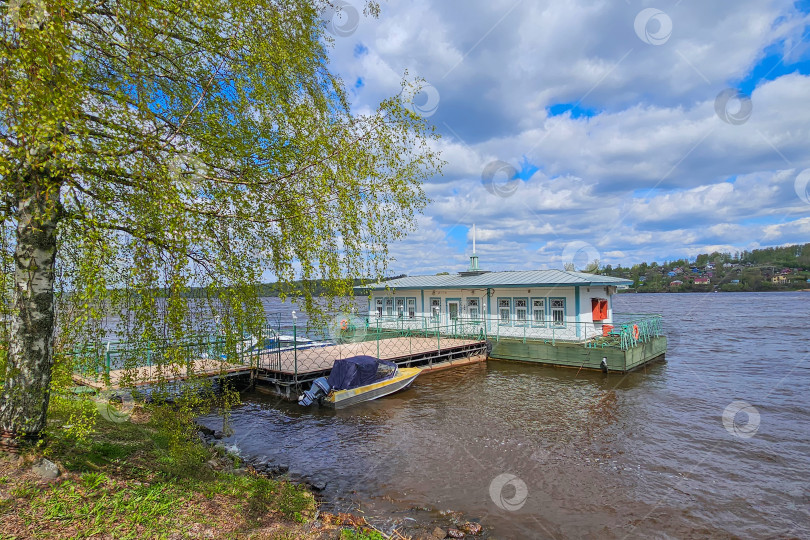 Скачать Небольшая пристань для яхт на реке Волга. фотосток Ozero