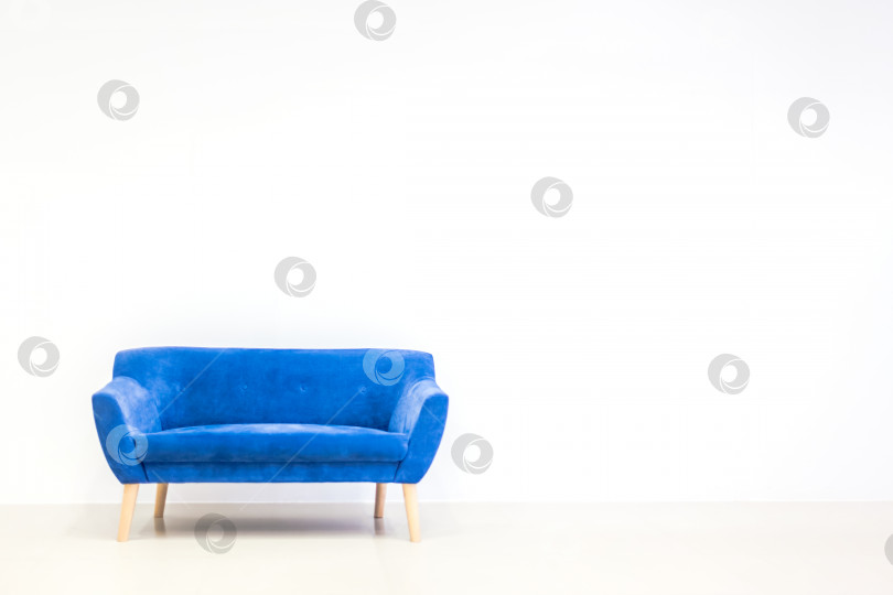 Скачать Минималистичная концепция интерьера гостиной с синим диваном фотосток Ozero