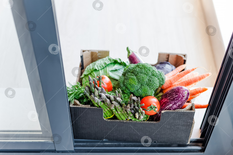 Скачать Безопасная бесконтактная доставка в ящиках для овощей фотосток Ozero