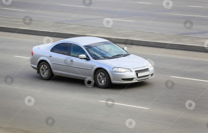 Скачать движение автомобиля по городской улице фотосток Ozero