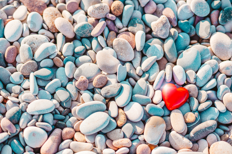 Скачать Романтический символ красного сердца на галечном пляже фотосток Ozero