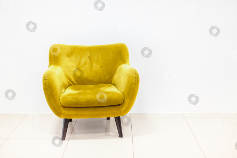 Скачать Минималистичный интерьер гостиной с желтым диваном фотосток Ozero