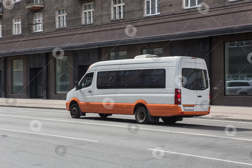 Скачать маршрутка едет по городской улице фотосток Ozero