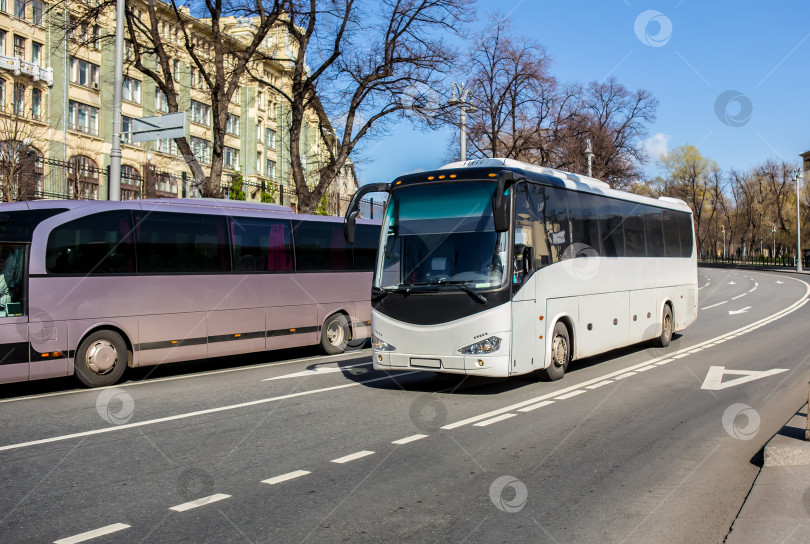 Скачать по улице едут два туристических автобуса фотосток Ozero