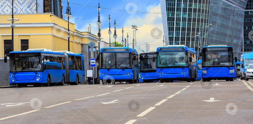 Скачать автобусы на автовокзале в городе фотосток Ozero