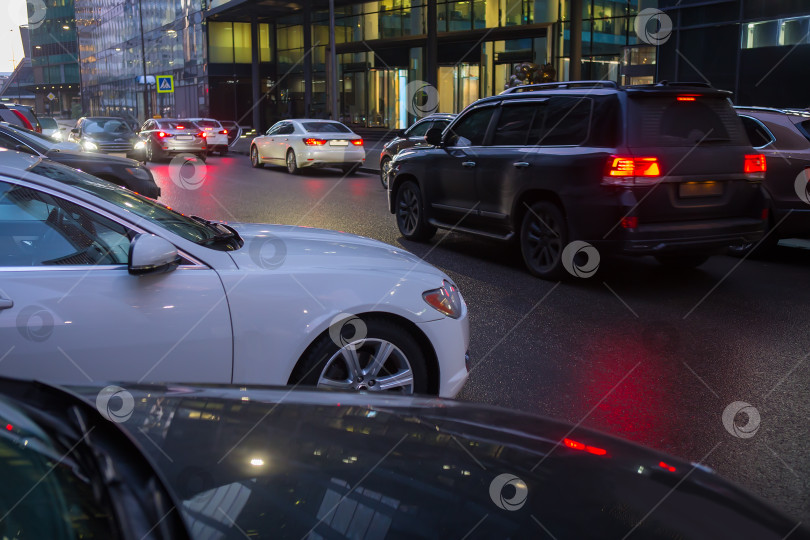 Скачать Движение автомобилей ночью в центре города фотосток Ozero