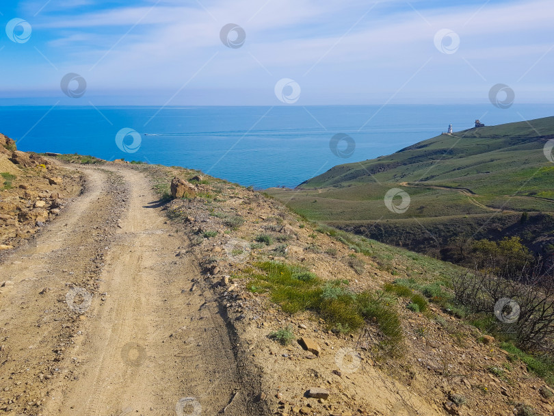 Скачать Горная грунтовая дорога к морскому побережью. фотосток Ozero