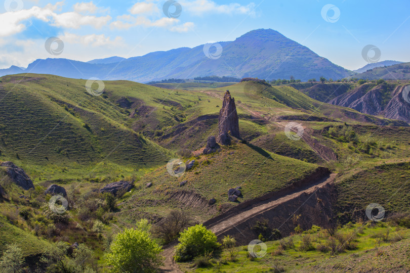 Скачать грунтовая дорога рядом со скалой в горной местности фотосток Ozero