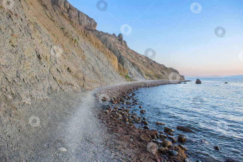 Скачать гора на скалистом берегу моря на закате фотосток Ozero