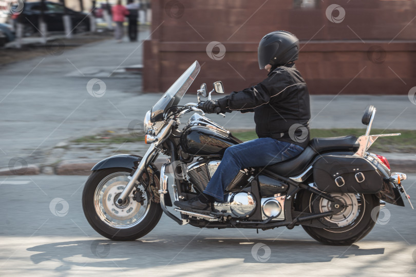 Скачать мотоциклист на мотоцикле передвигается по городу фотосток Ozero