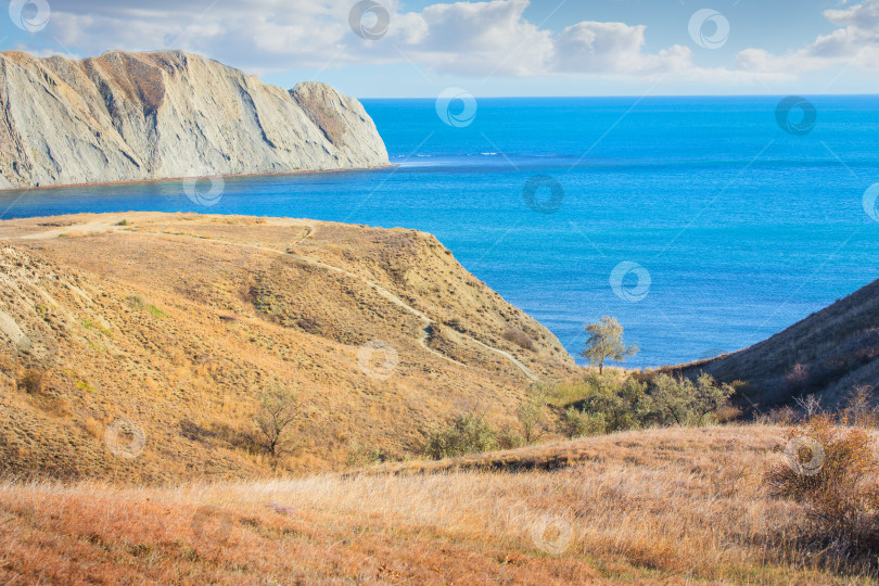 Скачать Красивое горное побережье моря с мысом и лагуной фотосток Ozero