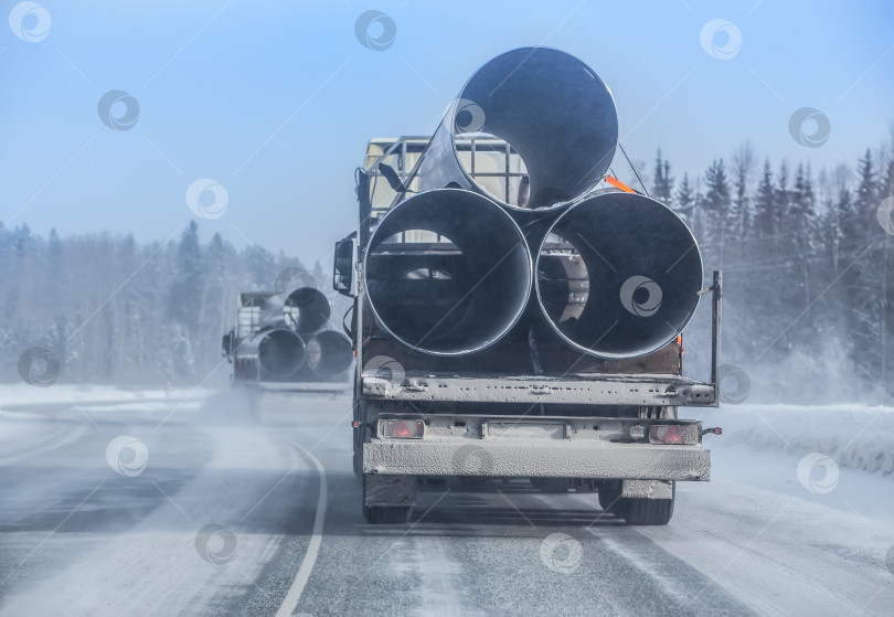 Скачать грузовик перевозит трубы большого диаметра для газопровода фотосток Ozero