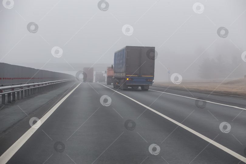 Скачать Грузовики движутся в тумане фотосток Ozero