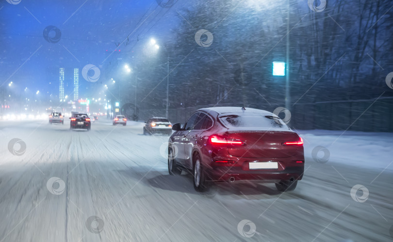 Скачать Движение автомобилей зимним вечером по городу фотосток Ozero