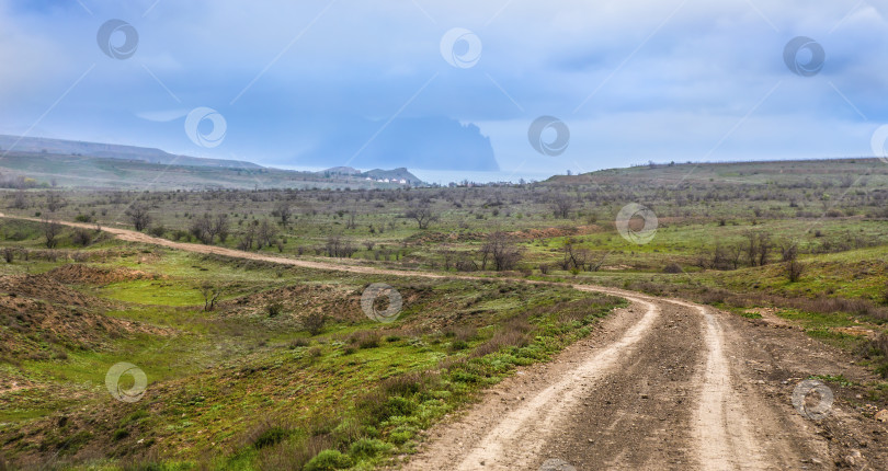 Скачать Грунтовая извилистая дорога к деревне на берегу моря фотосток Ozero