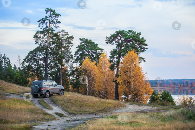 Скачать Внедорожник на берегу красивого осеннего озера фотосток Ozero