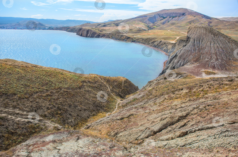 Скачать Морская лагуна с горами у побережья фотосток Ozero