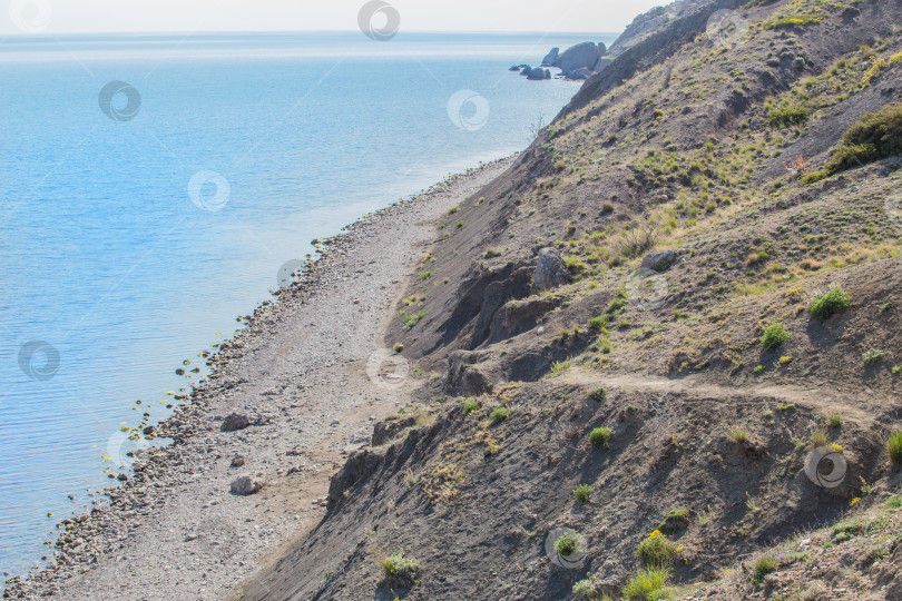 Скачать Пустой морской пляж рядом с горой. фотосток Ozero