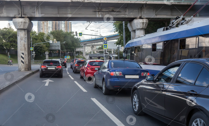 Скачать Автомобильное движение на многополосной улице в городе фотосток Ozero