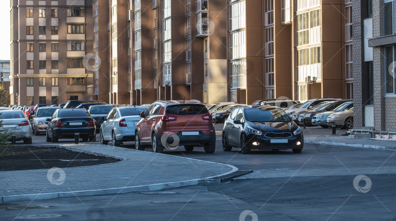 Скачать Автомобили припаркованы во дворе жилого дома. фотосток Ozero