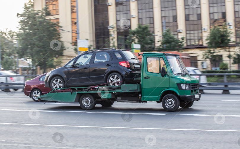 Скачать Эвакуатор перевозит автомобиль фотосток Ozero