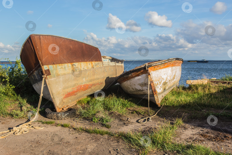 Скачать Старые рыбацкие лодки на берегу моря фотосток Ozero