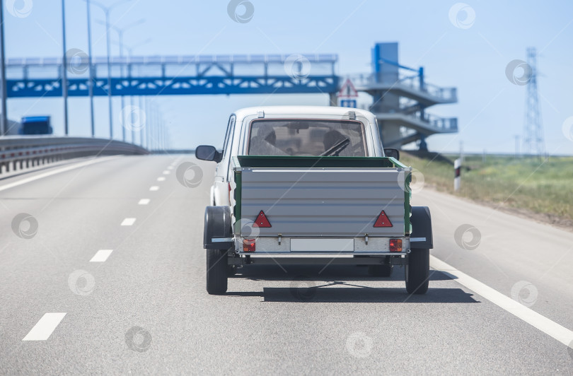 Скачать Автомобиль с прицепом движется по шоссе фотосток Ozero