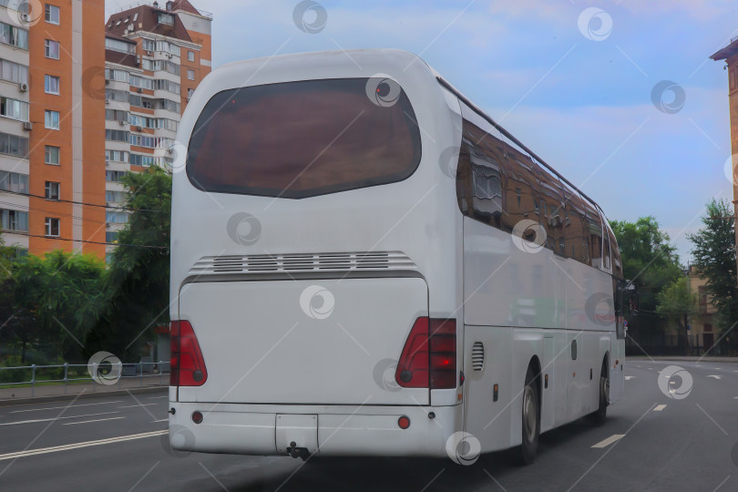 Скачать автобус движется по городской улице фотосток Ozero