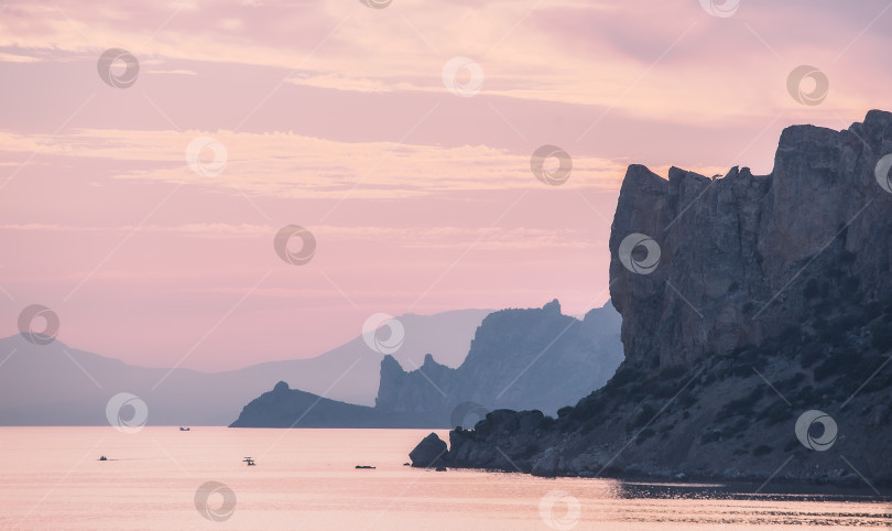 Скачать восход солнца над скалами у морского побережья фотосток Ozero