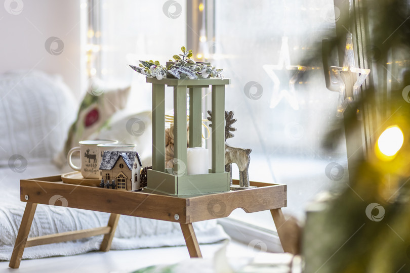 Скачать Утренний рождественский кофе с зефиром и рождественскими украшениями на подносе столик у окна на подоконнике фотосток Ozero