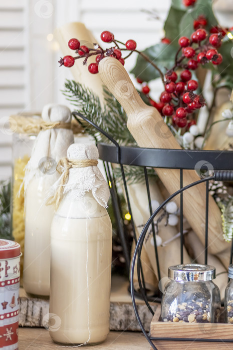 Скачать Стол на кухне с бутылками молока, чашками и рождественскими украшениями фотосток Ozero