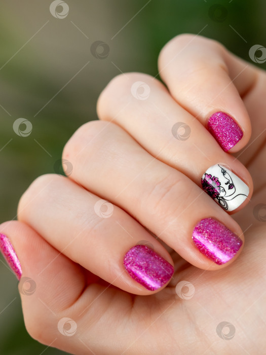 Скачать Розовый маникюр для рук с тиснением nail art design фотосток Ozero