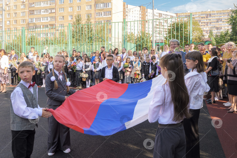 Скачать Знамя России в руках детей, учеников начальных классов. фотосток Ozero