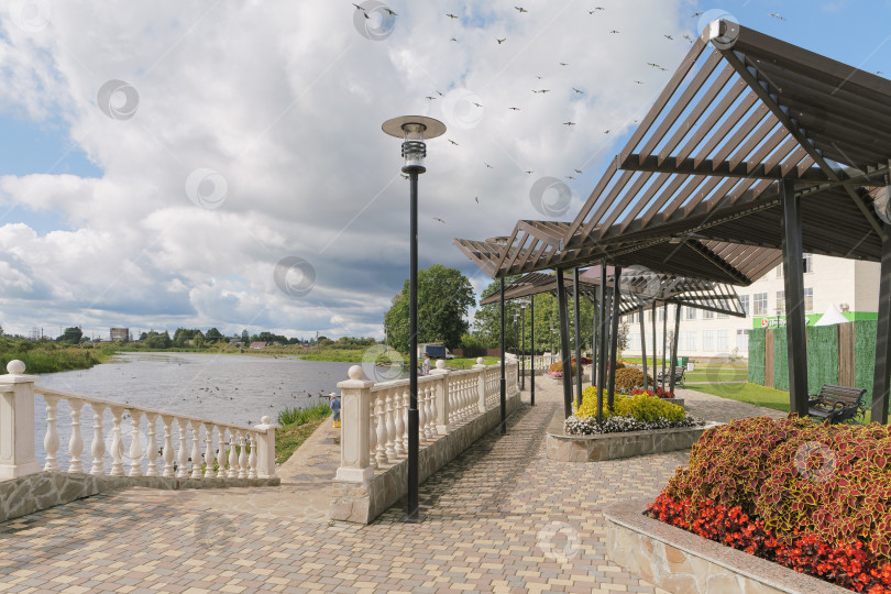 Скачать Благоустроенная набережная в городе Торопец фотосток Ozero