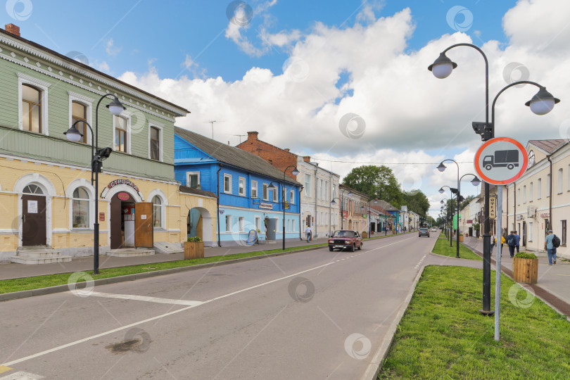 Скачать Старинные отреставрированные дома на центральной улице города Торопец фотосток Ozero