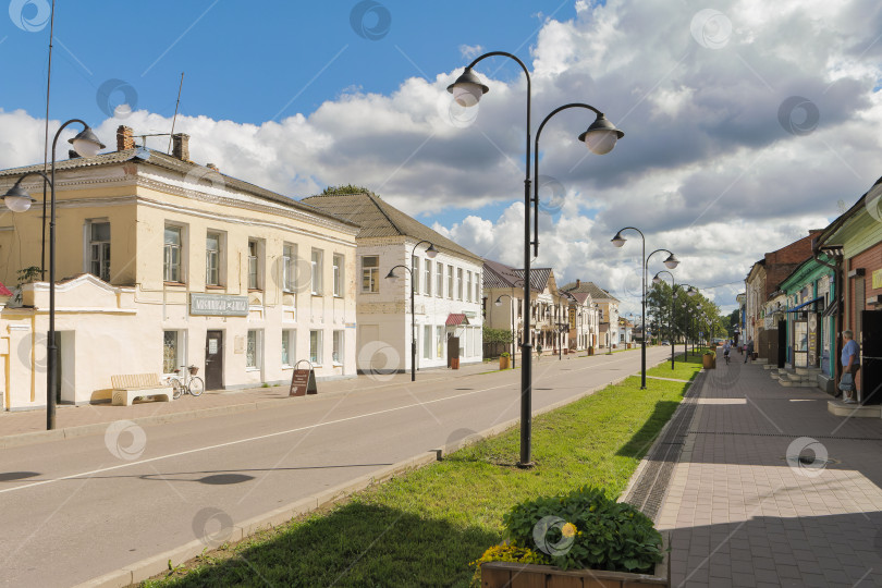 Скачать Магазины и лавки на центральной улице города Торопец. фотосток Ozero