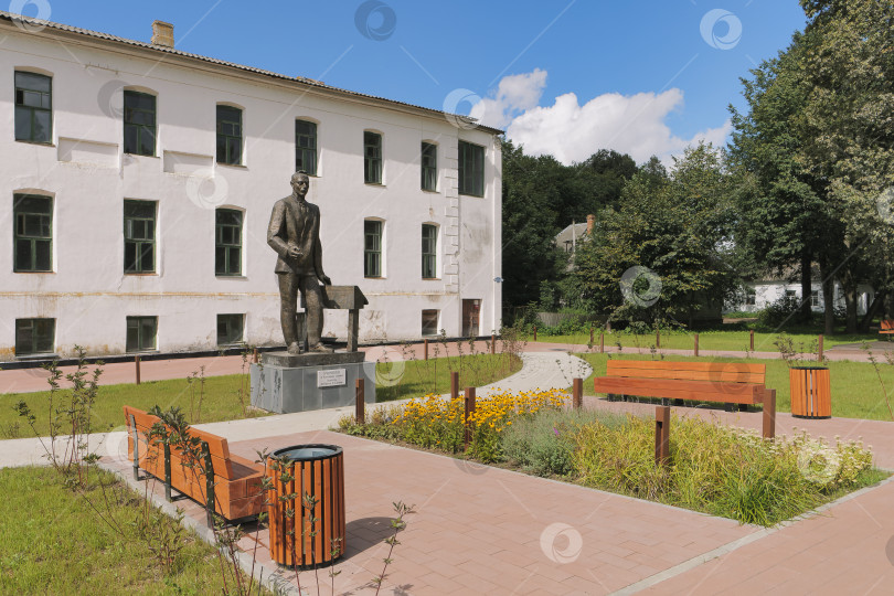 Скачать Сквер перед памятнику учителю в городе Торопец. фотосток Ozero