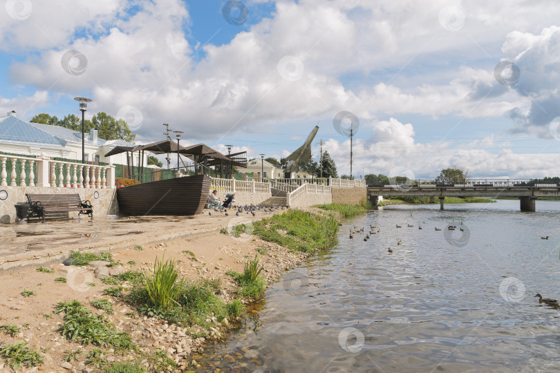 Скачать Благоустроенная набережная и мост через реку в городе Торопец фотосток Ozero