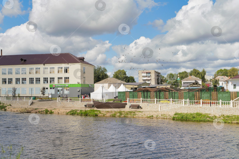 Скачать Фрагмент благоустроенной набережной в городе Торопец. фотосток Ozero