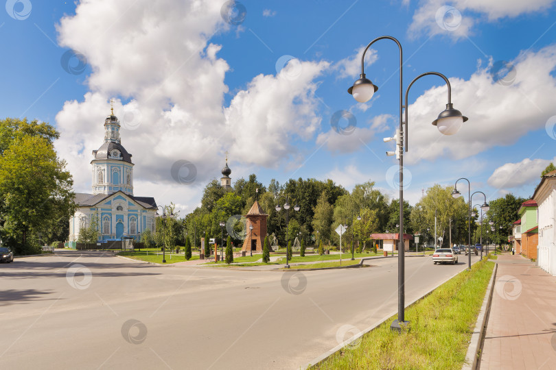 Скачать Покровская церковь и герб города Торопец на центральной улице города. фотосток Ozero