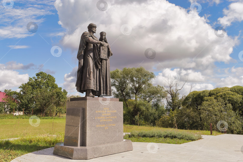 Скачать Памятник Александру Невскому и его супруге княжне Александре в сквере города Торопец. фотосток Ozero