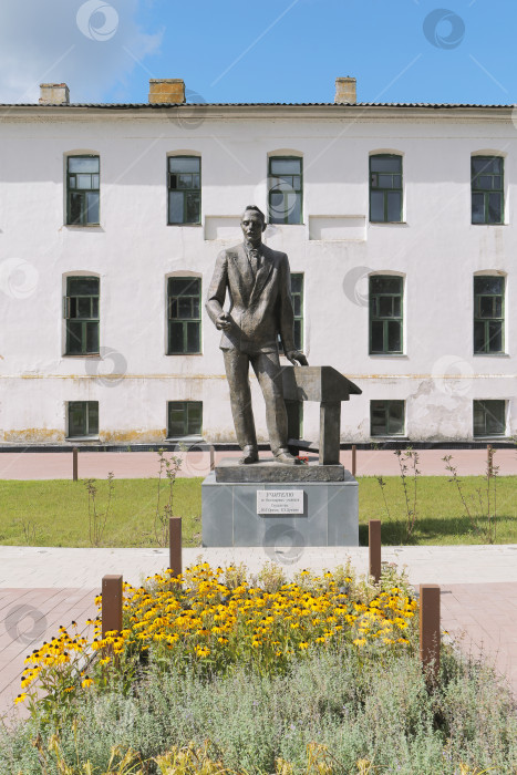 Скачать Памятник учителю в городе Торопец фотосток Ozero