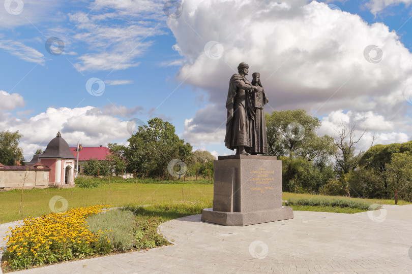 Скачать Памятник Александру Невскому и его супруге княжне Александре в сквере города Торопец на фоне голубого неба с белыми облаками. фотосток Ozero