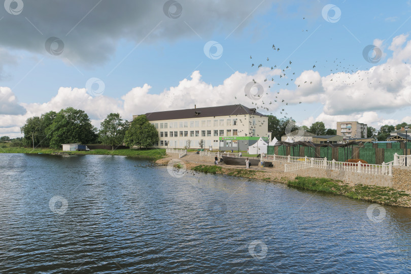 Скачать Вид на набережную реки Торопа в городе Торопец фотосток Ozero