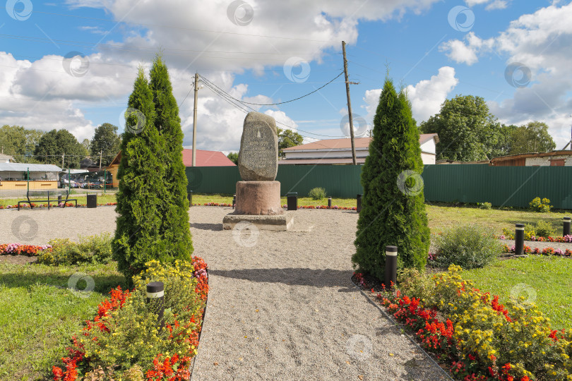 Скачать Сквер и памятник в городе Торопец фотосток Ozero